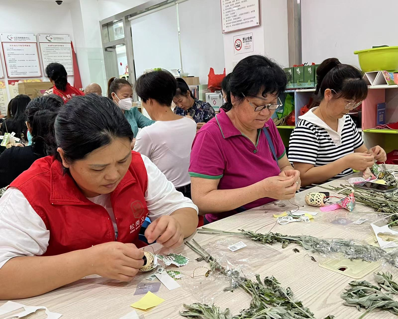 朗下社区开展“端午话清风，香囊寄廉情”主题活动