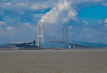 百余名记者登上海上彩虹号，一览世纪工程深中通道