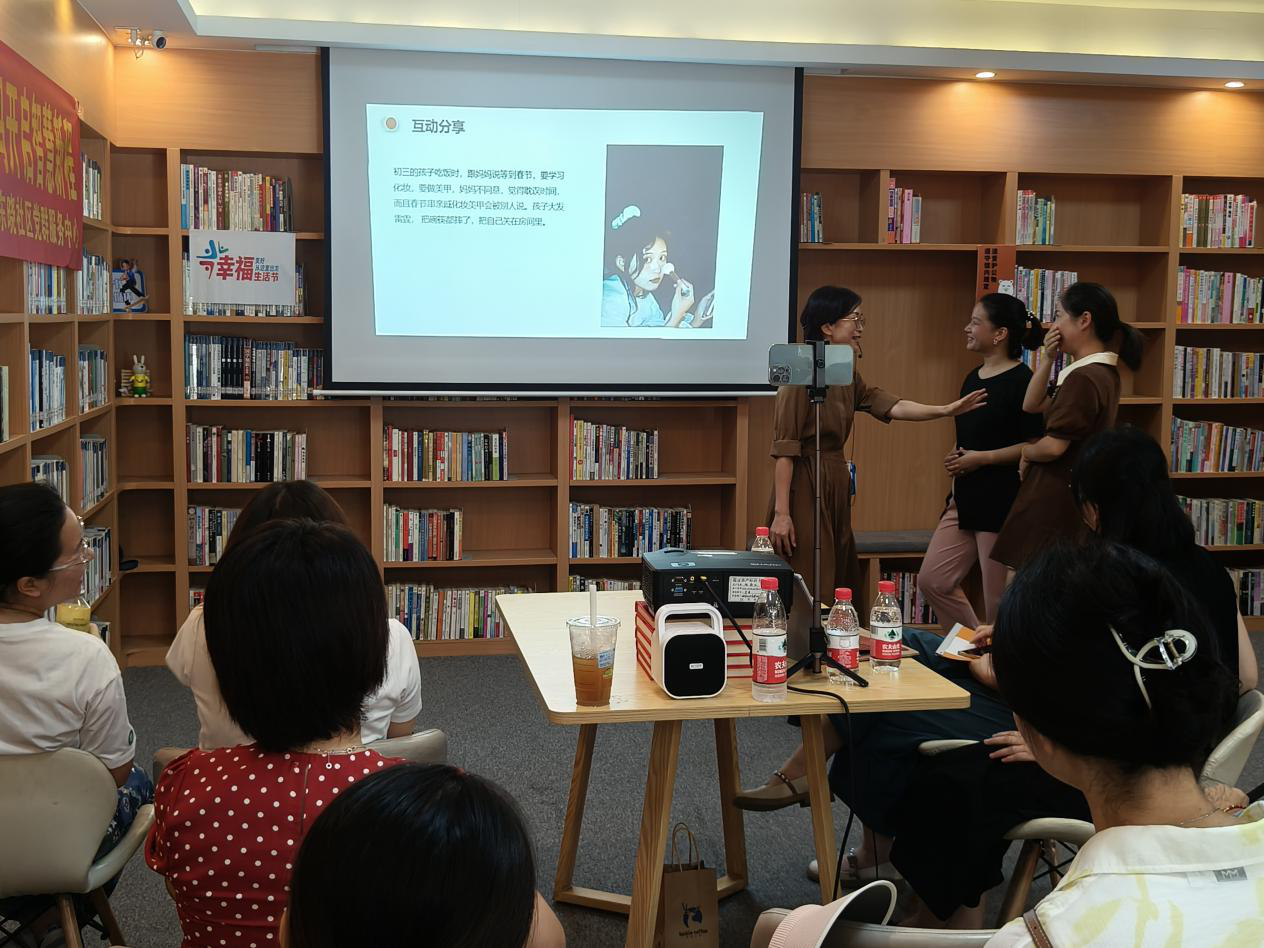 东晓社区开展家庭教育讲座 探索全职妈妈参与社区服务新路径