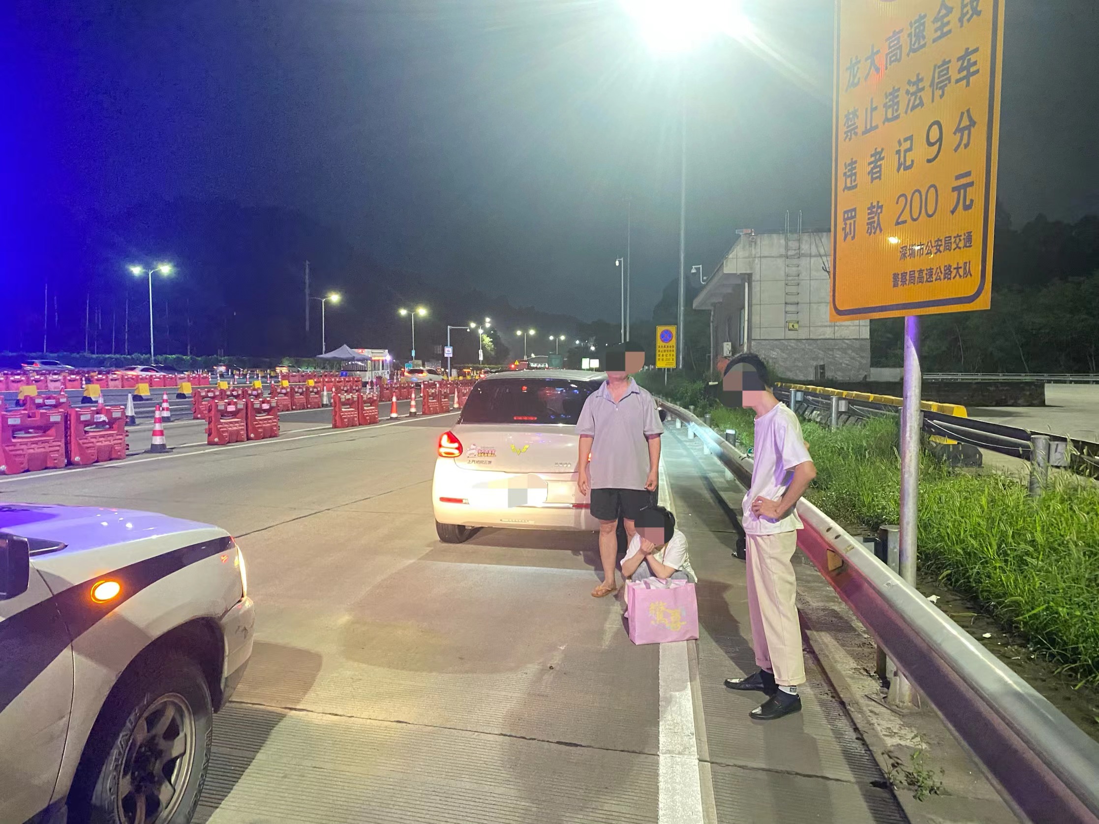 深圳一女子高速公路上突发胃病，交警紧急送医
