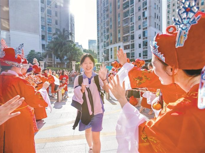 中考花式送考交织爱与期待