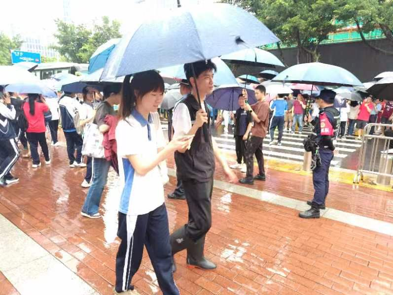 风雨兼程，白石洲东网格员用实际行动为高考护航