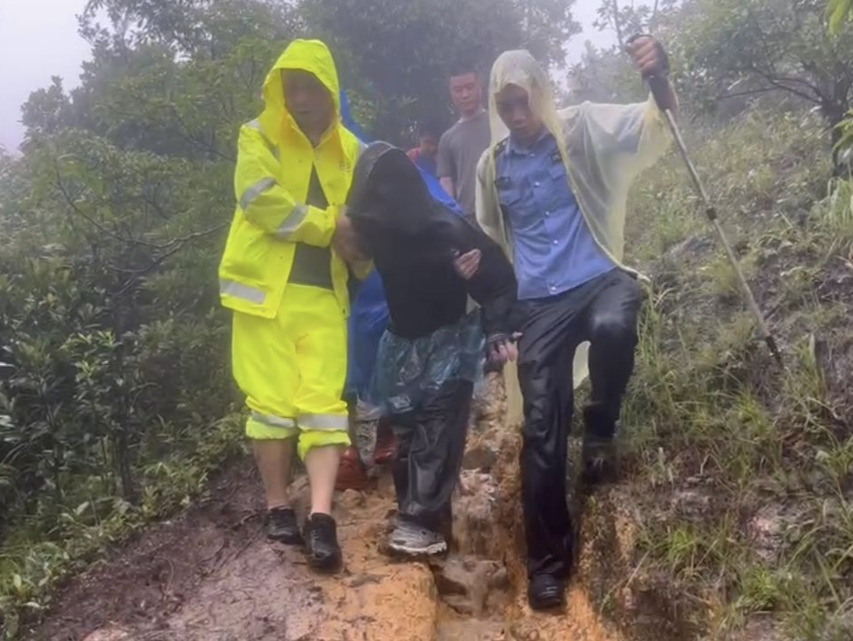 “驴友”爬山迷路被困一夜 坪山警方冒雨搜救