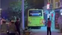 天津一公交车与小客车及多名行人碰撞 致1死8伤
