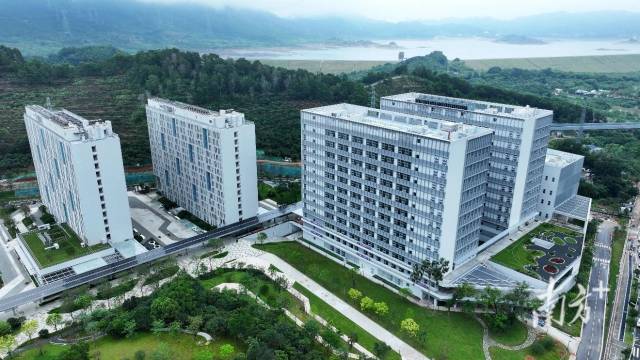 深理工主校区实景图。