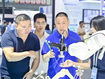 深圳“智”造骨科手术机器人亮相中国医师协会骨科医师年会