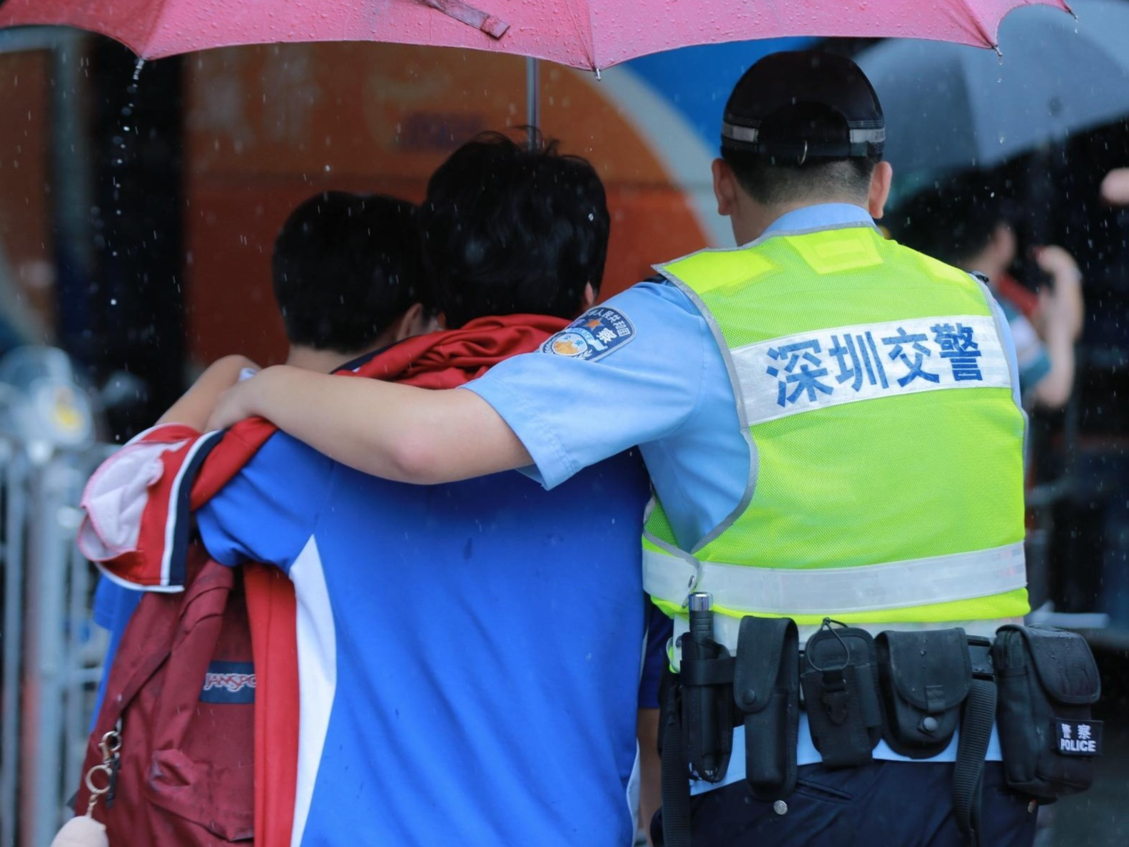 “奔赴985”警车火了！高考首日交警护考忙