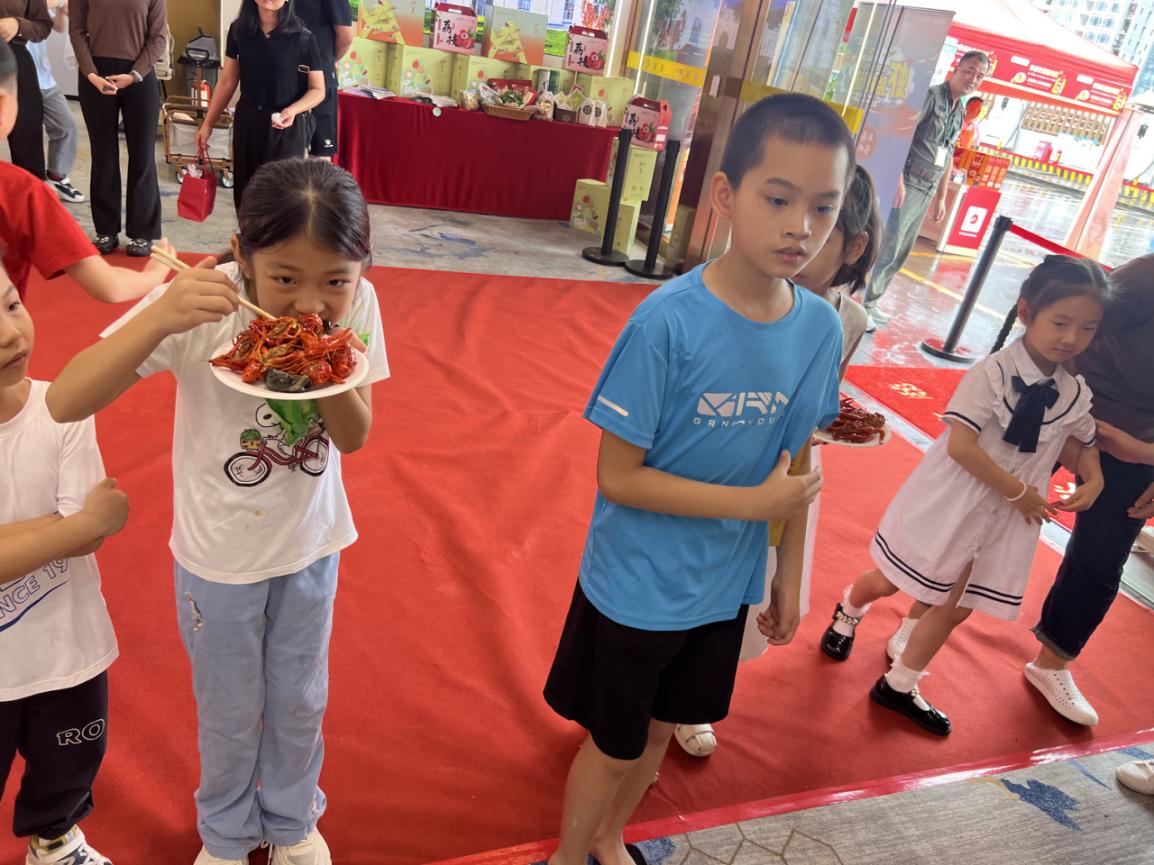吃龙虾，品荔枝……小朋友们乐了，福田农批“红”了！