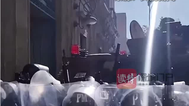 玻利维亚发生军事政变 坦克闯入总统府