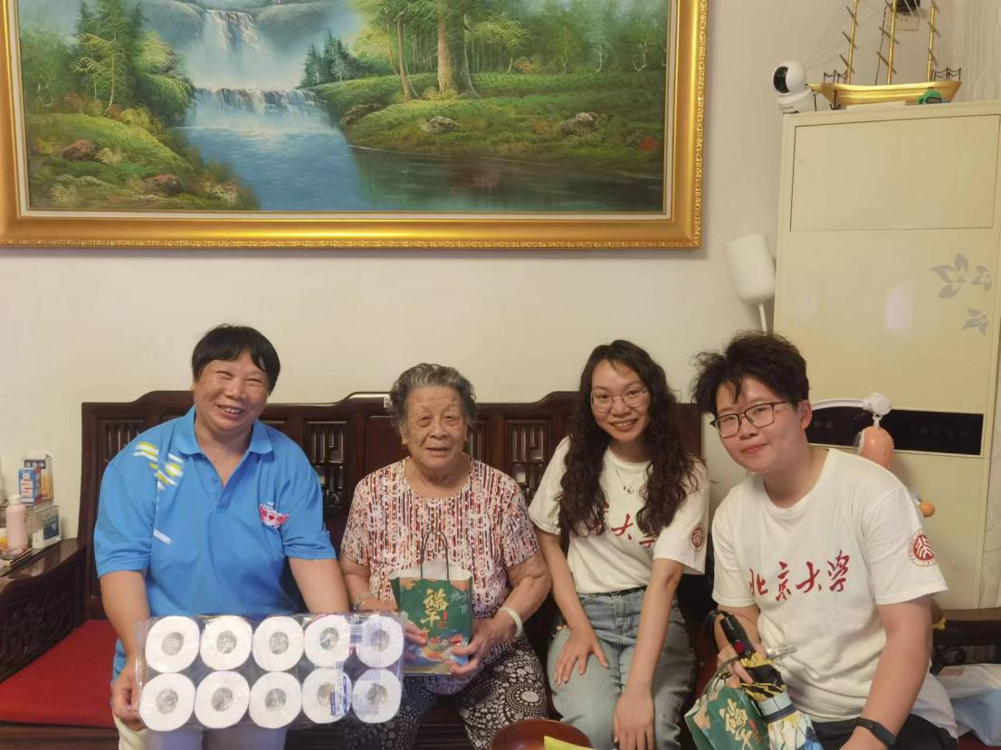 中外居民共庆端午！南山大学城社区开展包粽子送温暖活动