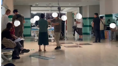 剧组在ICU拍短剧，竟让患者家属“哭小声点”？院方喊话记者：你来院区查吧