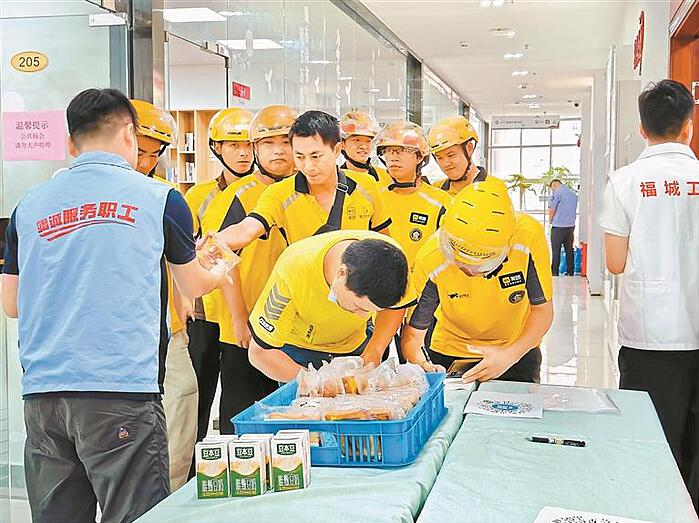 服务不打烊 温暖不断档 市总工会为新业态劳动者送上暖心服务厚礼