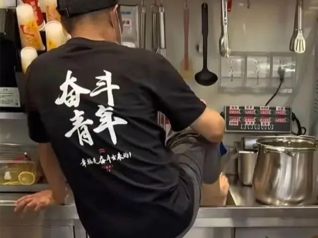 蜜雪冰城门店员工在水池洗脚？官方最新通报