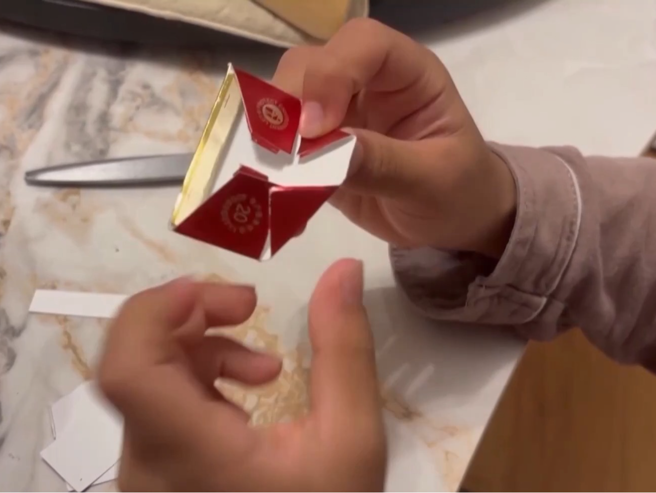 小学生沉迷玩“烟卡”，背后隐忧如何应对？