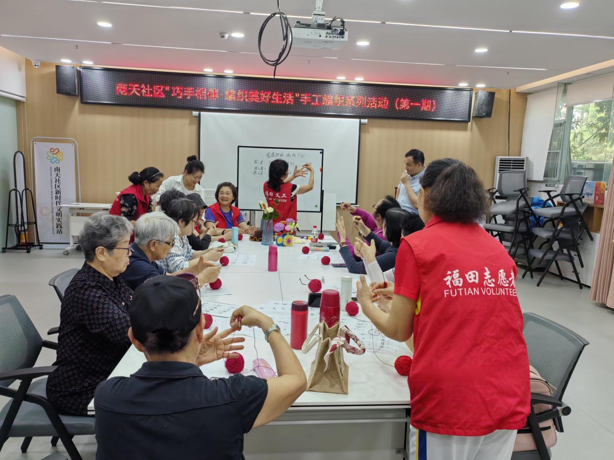指尖生“花” 园岭街道南天社区手工钩针编织课结课