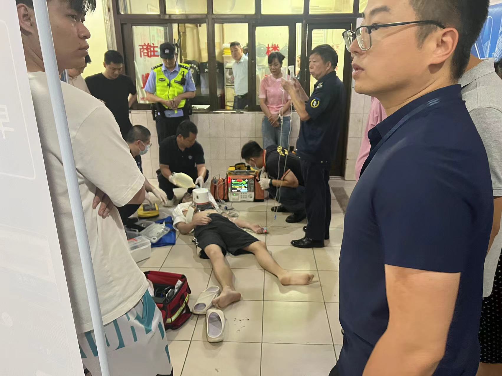把人从“死亡线”上拉回来了！南园街道上演接力救援