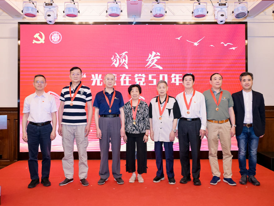 党旗在基层一线高高飘扬｜上海老党员：锤炼为民服务的永恒初心