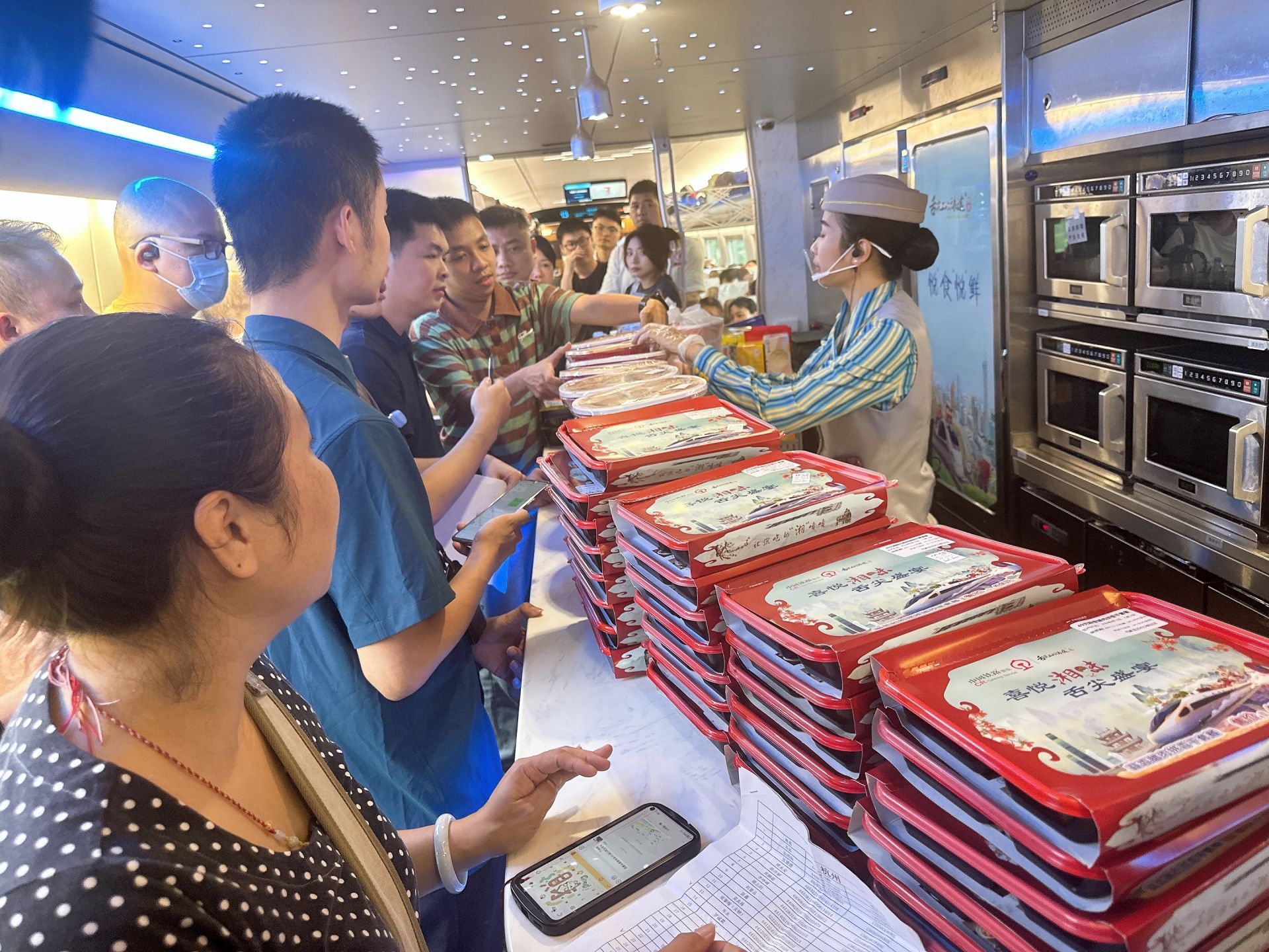 广铁6月15日新推高铁热链餐食，形成“冷链为主，热链为辅”高铁餐食供应结构