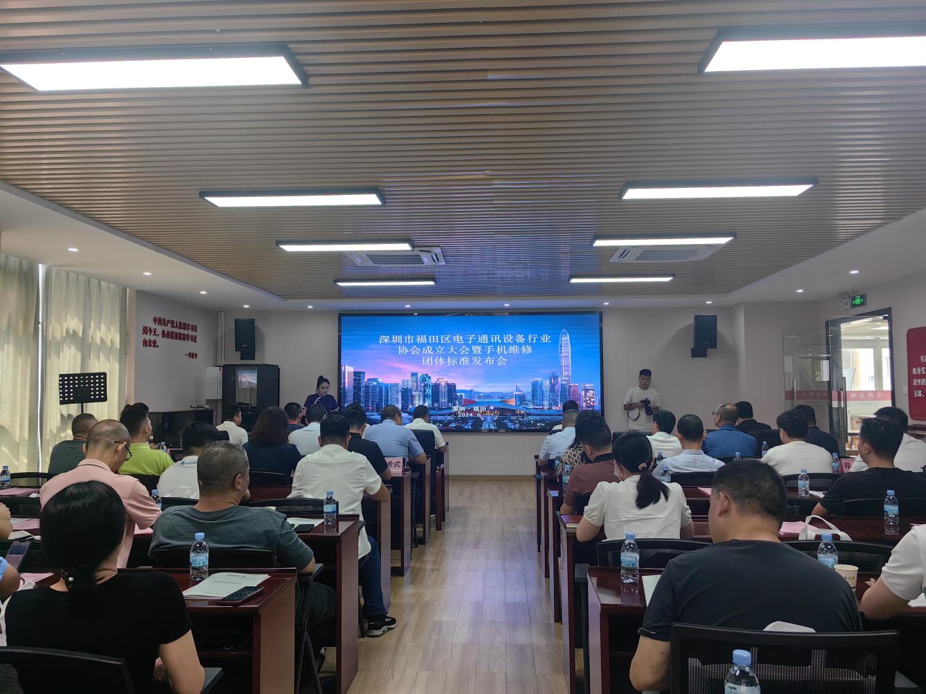 政企携手打造行业标杆！华强南电子市场迈入标准化新时代