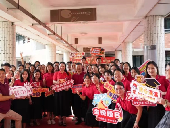 中考继续进行 保障服务暖心