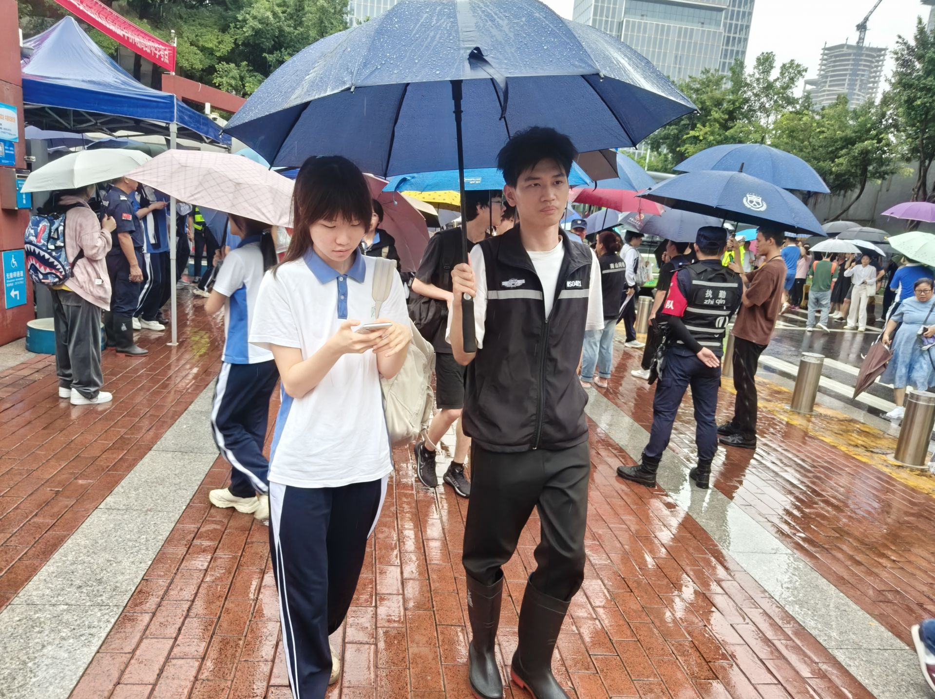 南山区白石洲东网格员尽心为高考学子遮风挡雨