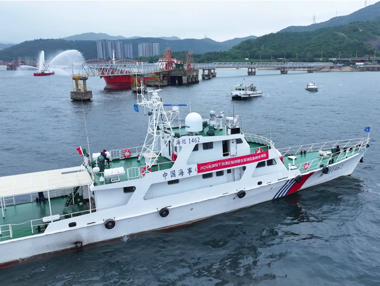 深圳在大鹏湾海域开展船岸溢油应急实战演练