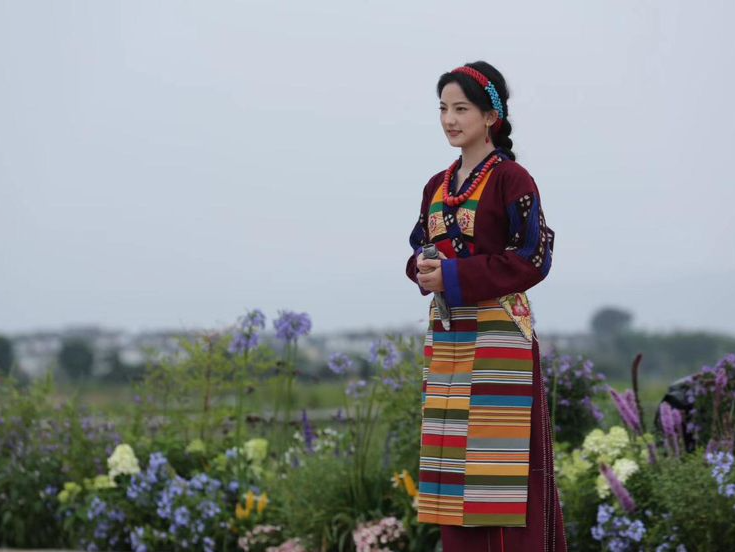 冲上热搜！综艺《花儿绽放》大理站录制迎百花 “恐龙抗狼”炸场
