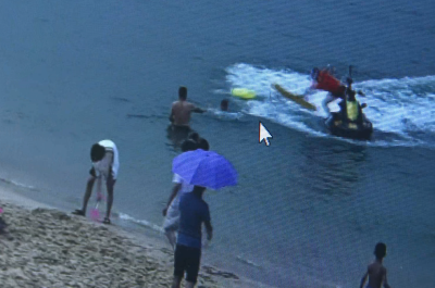 （暂不发）游客误入深水区溺水被救生员救起，大梅沙公园救生员提醒游泳注意安全