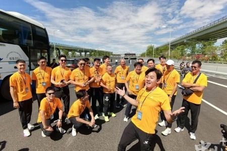 飞跃伶仃洋 | 谭咏麟、曾志伟、苗侨伟来了！香港明星、网络名人打卡深中通道