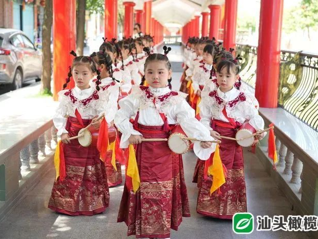 耍民俗过六一！这群火出圈的“泳池划龙舟萌娃”，其实会的还有很多……