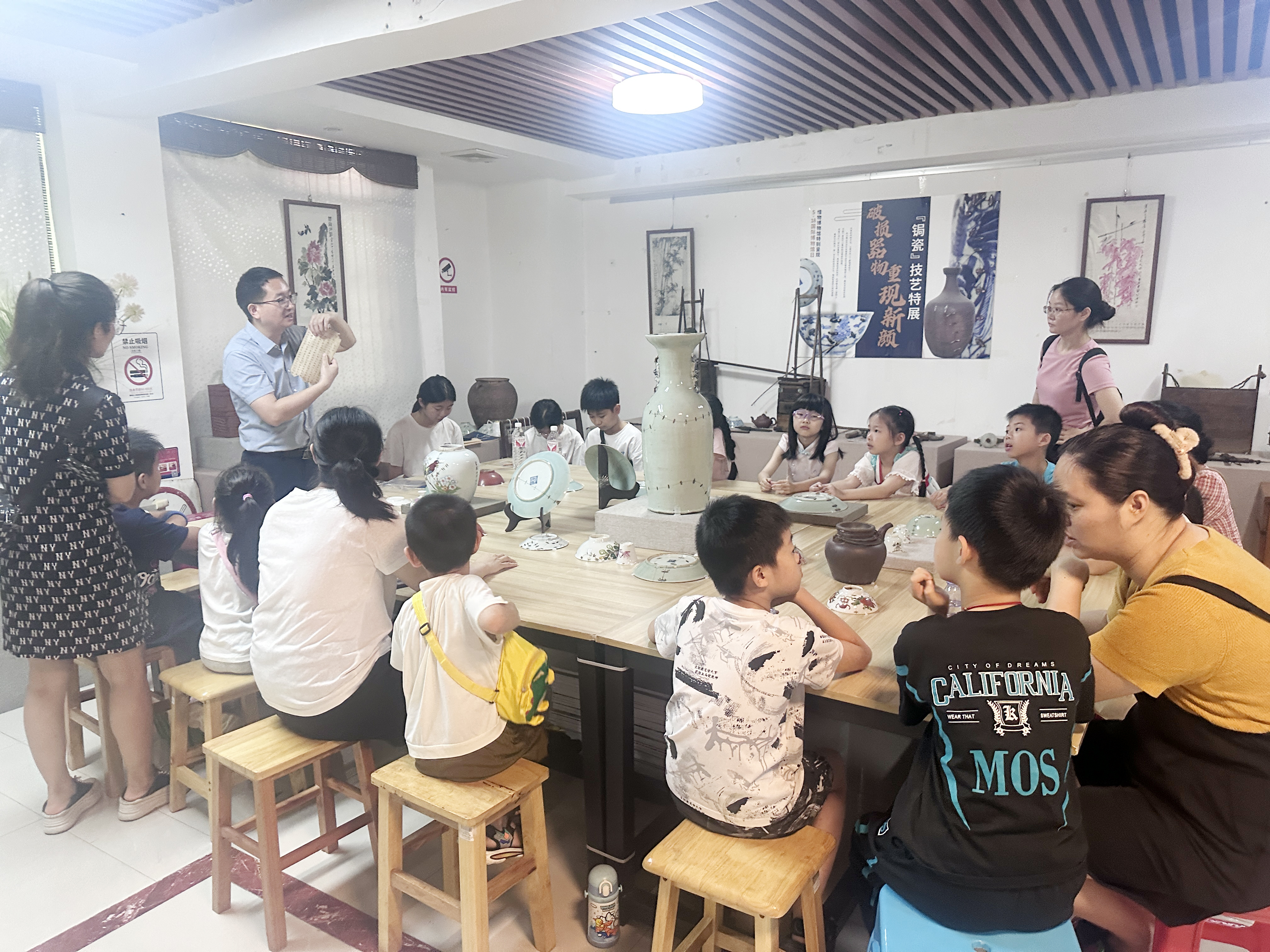 光明区惜物博物馆开展线装书DIY亲子体验活动