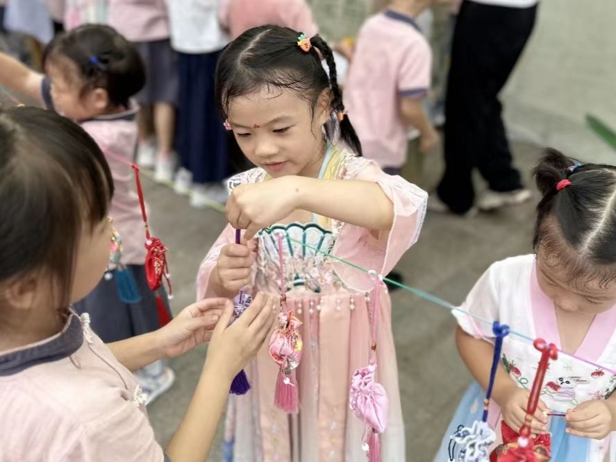 深圳市蛇口育才教育集团阳光幼儿园举办端午游园活动