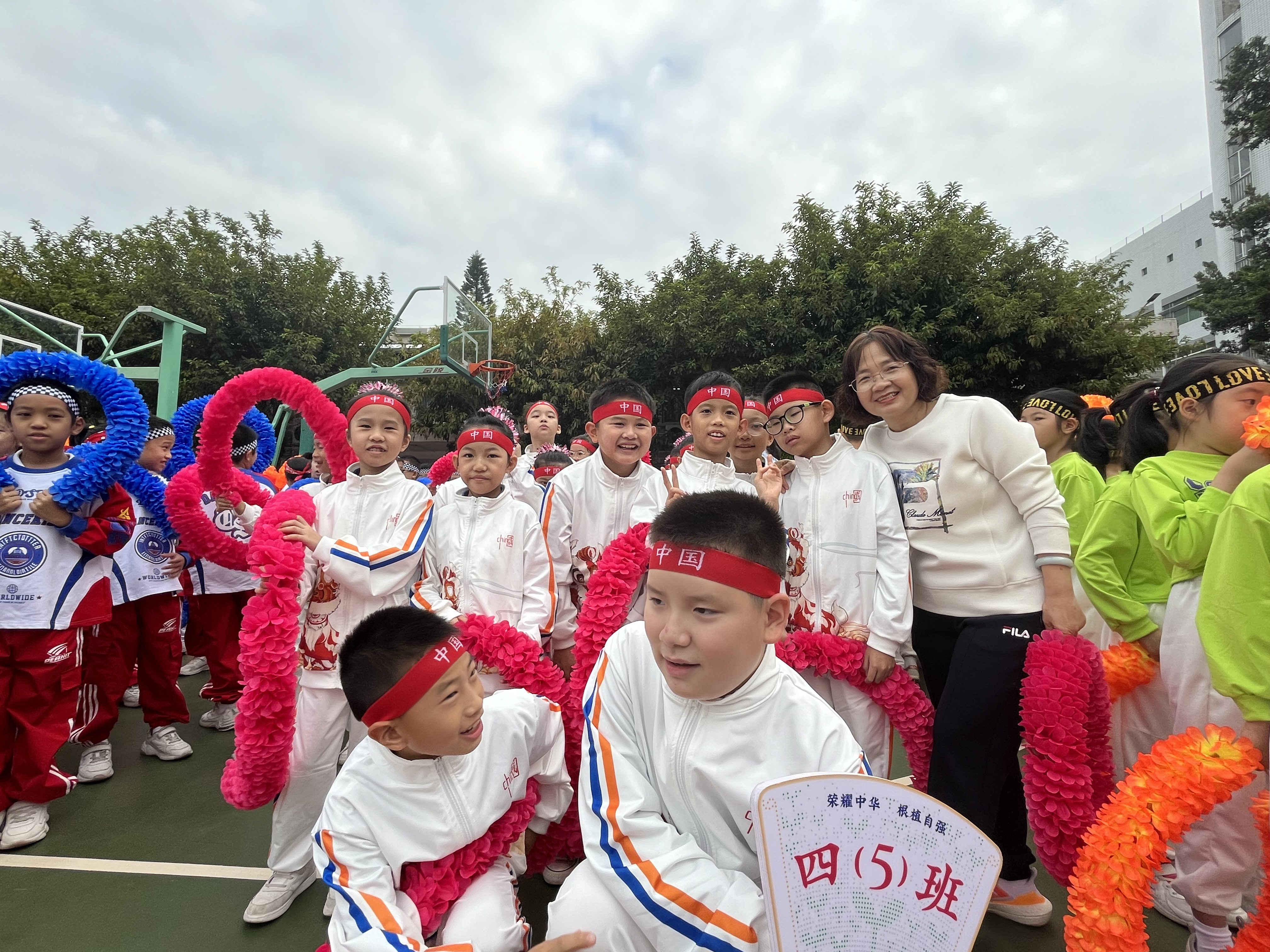 宝安名师 | 当了36年班主任后，她被学生们当做“宝宝”