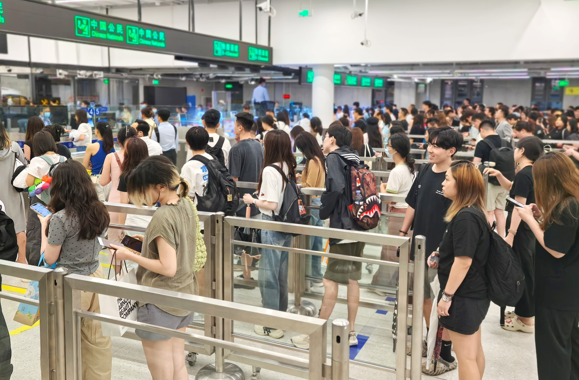 口岸迎出入境客流高峰