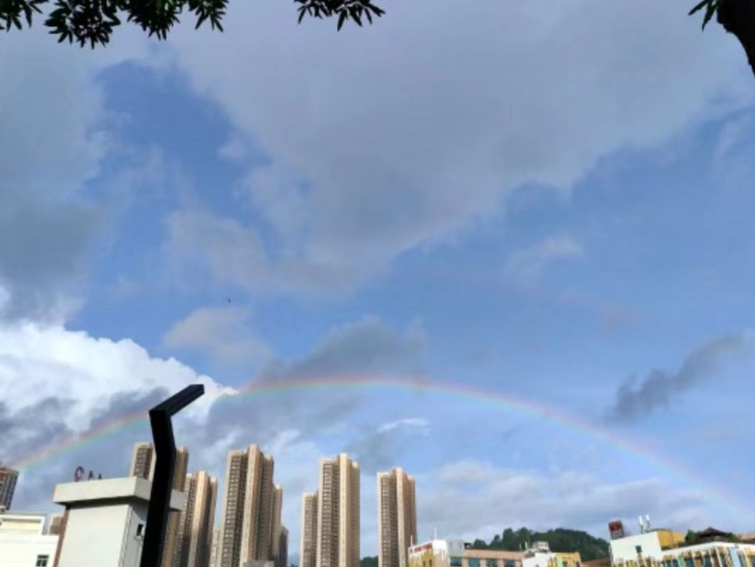接好运！深圳上空出现彩虹啦🌈