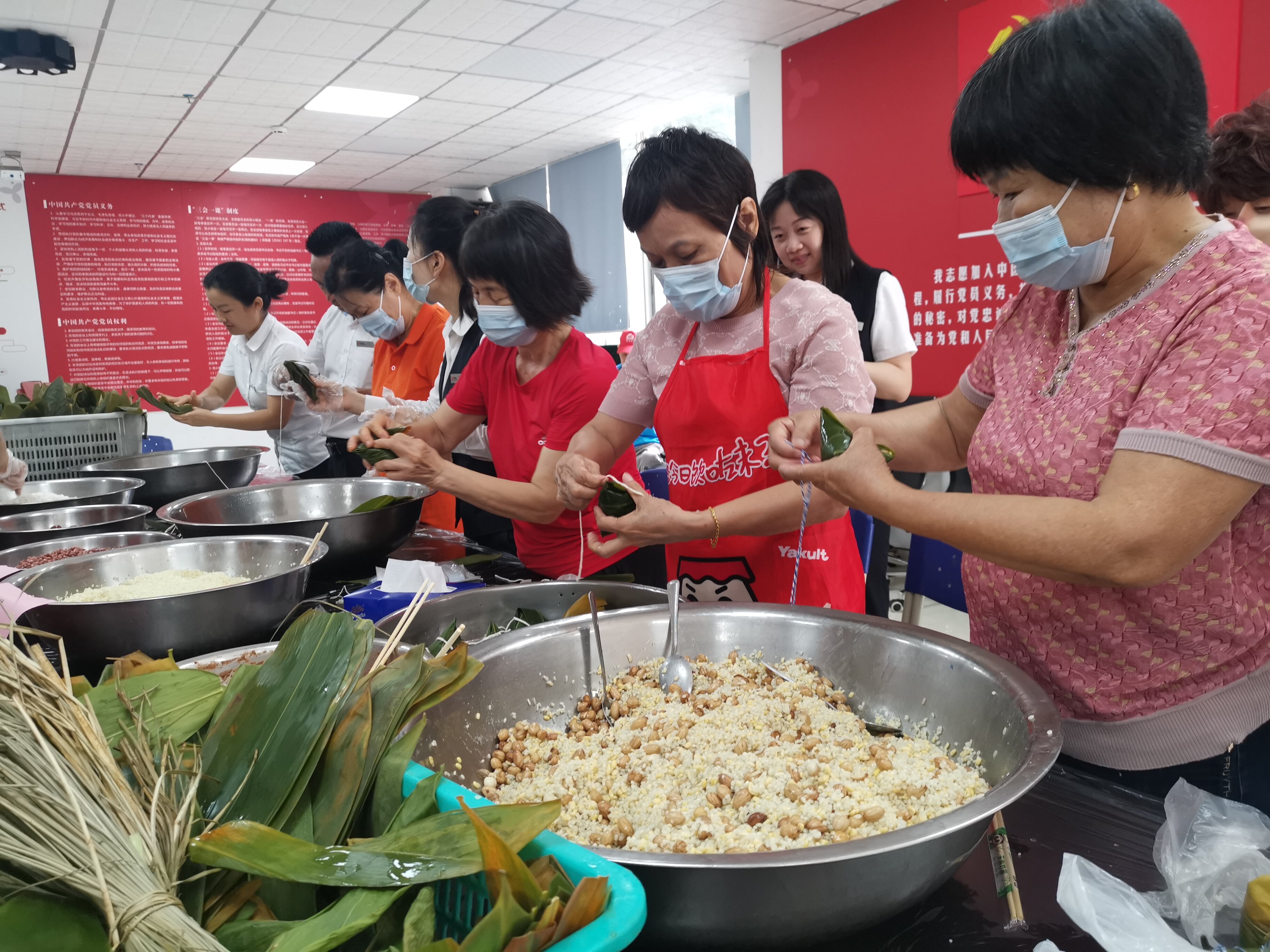 万厦莲花北村举办DIY包粽子活动