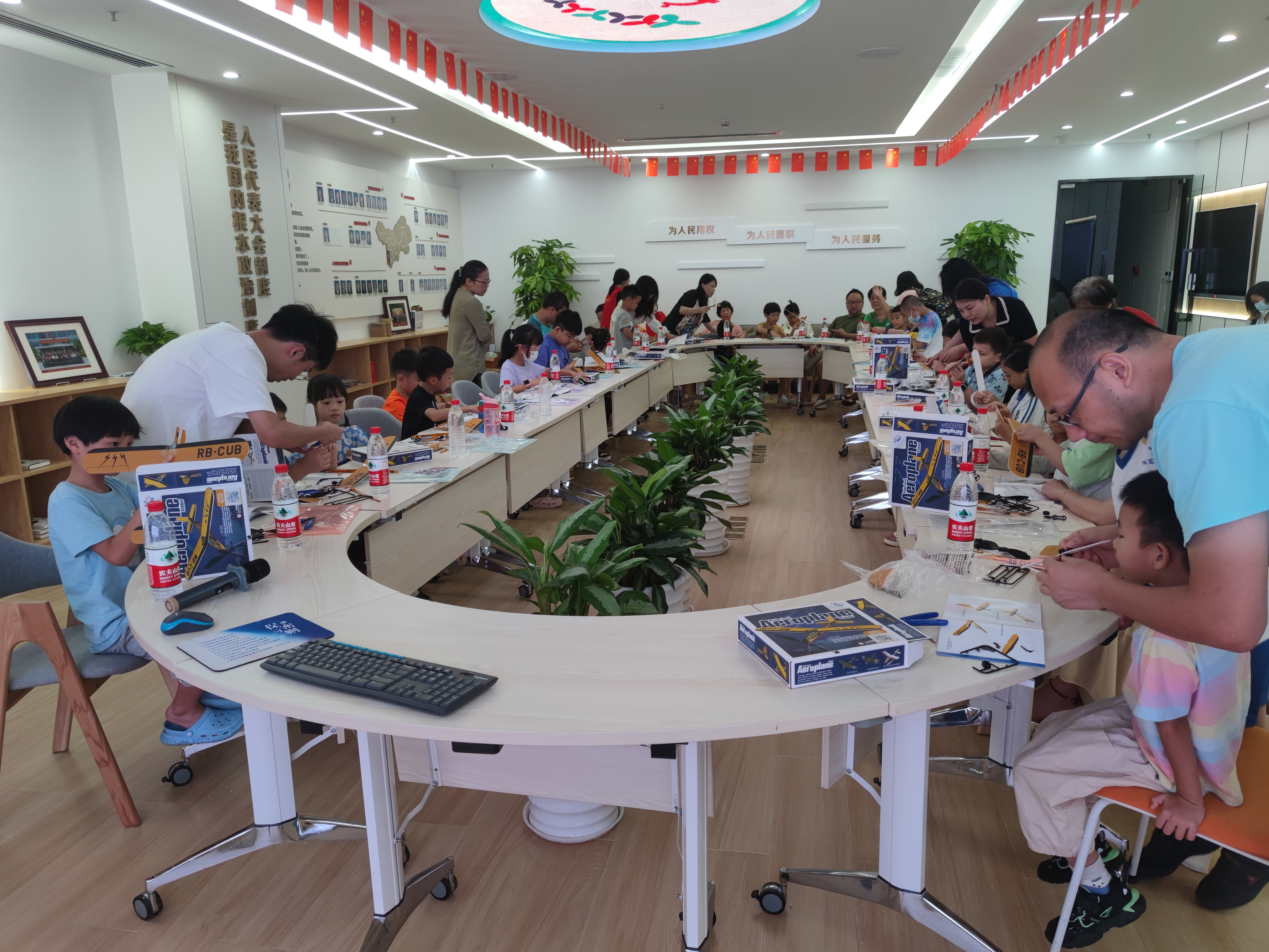 老围社区开展青少年航模知识讲座