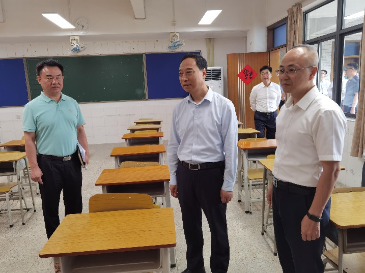 吕成蹊开展普通高考巡视、检查食品安全和调研城中村改造工作：细致做好高考组织和服务保障工作