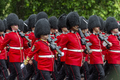 英国举行皇家阅兵式庆祝国王官方生日（4）