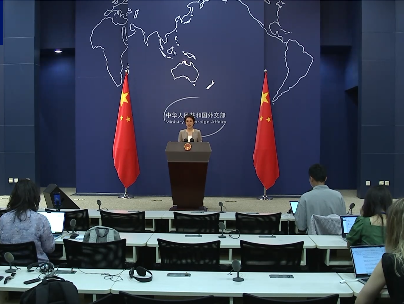 外交部：胡友平见义勇为体现了中国人民的善良和勇敢