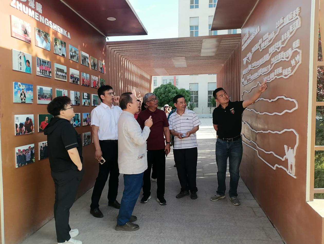  深喀手牵手 文学援疆情