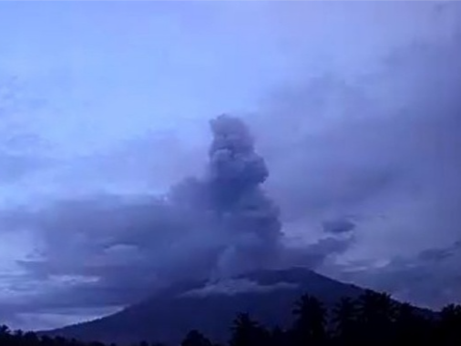 印尼伊布火山发生多次喷发 火山灰柱最高达五千米