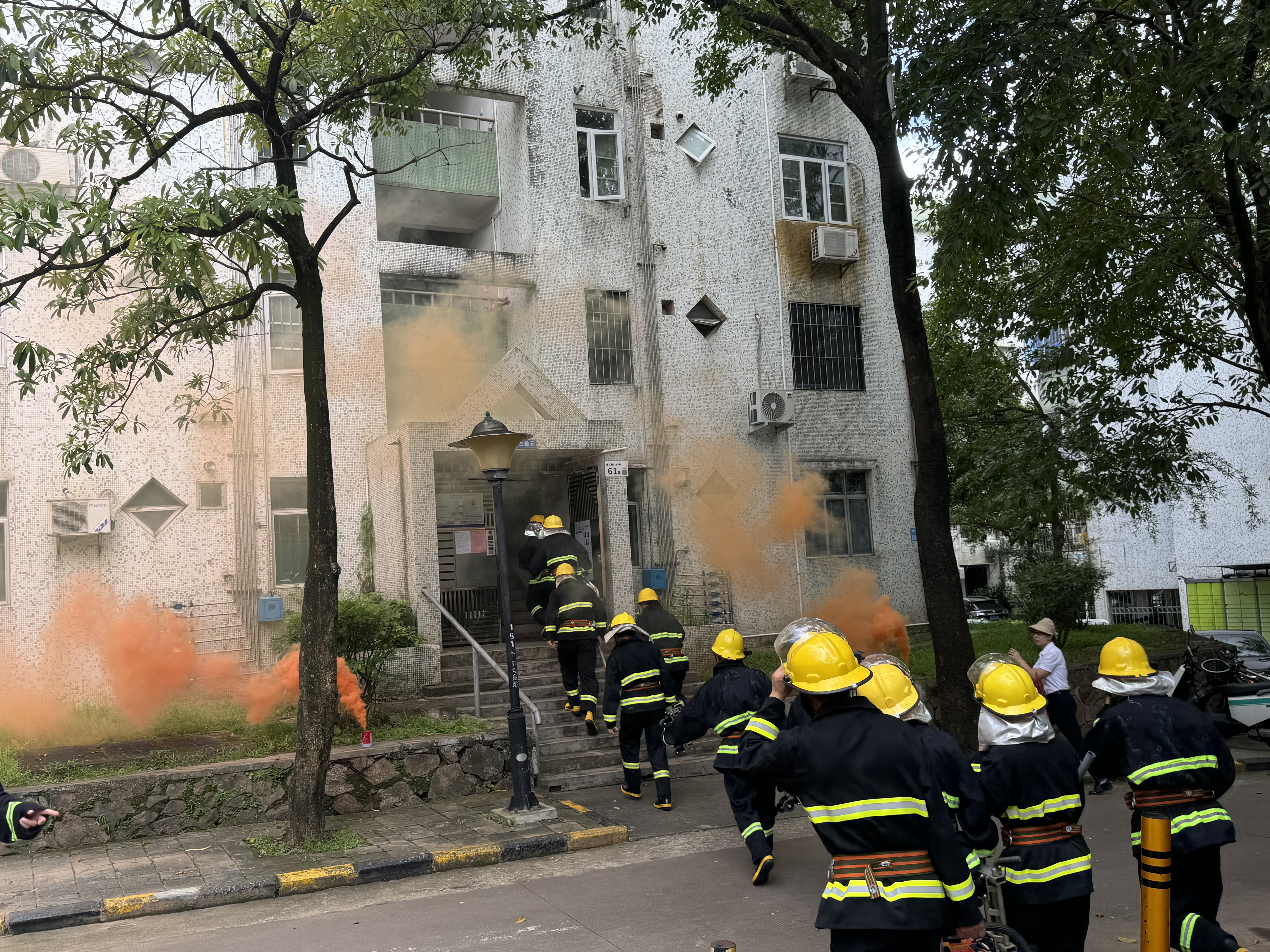 畅通生命通道  万厦居业莲花北村开启安全生产月宣传
