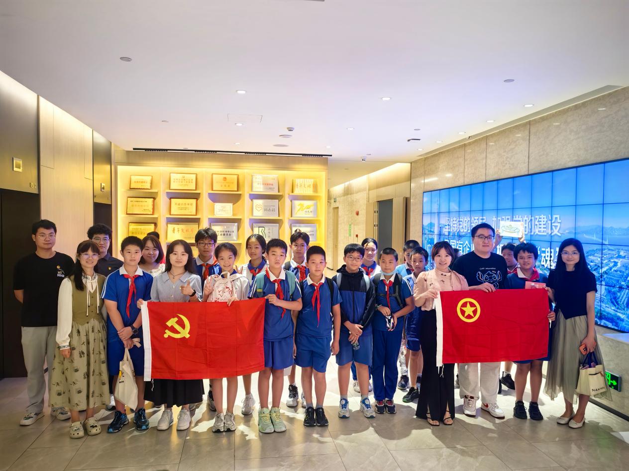 南山区举行“大手拉小手，青春同行”公益课堂活动