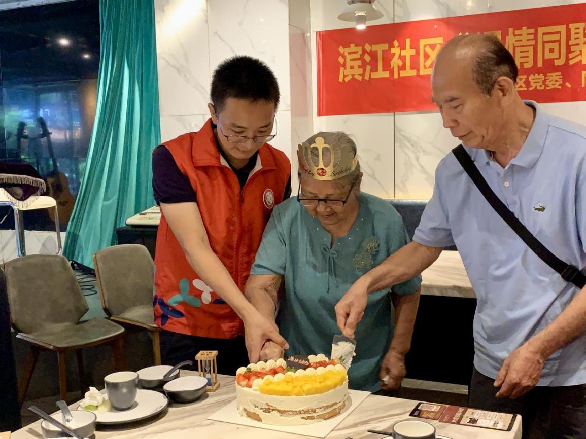 企业助力“百千万工程”| 南园街道滨江长者集体生日会耆乐融融