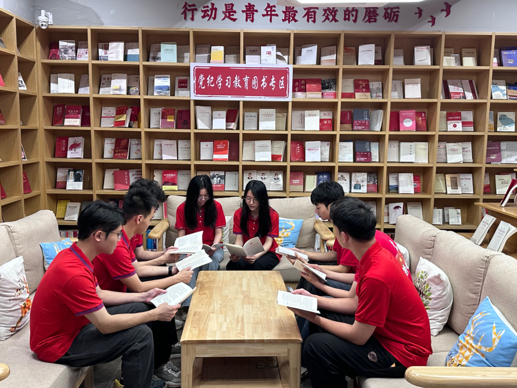 “小角落” 成就“大课堂”，深职大崇理书院设立党纪学习教育图书专区