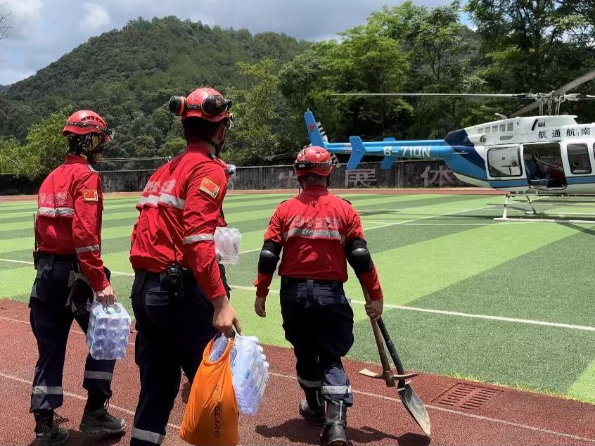 梅州蕉岭3人被困倒塌房屋中，深圳公益救援队协助当地紧急救援