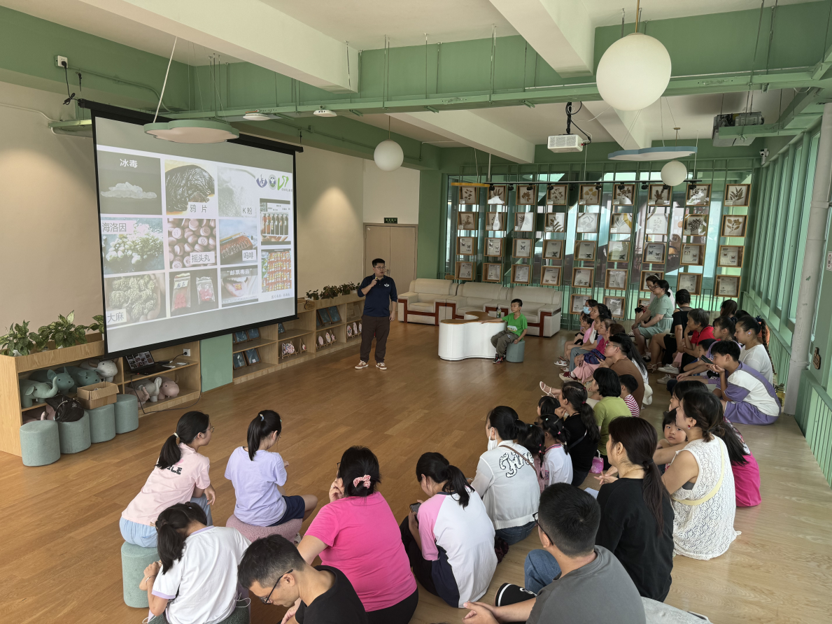 坪山：关爱点亮心灵 让“青春的烦恼”不再困惑