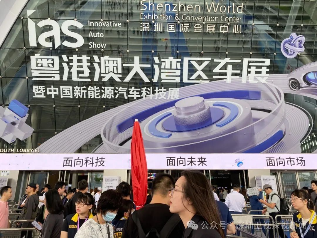 雷军称小米像深圳！车企大佬集结车展相互取经