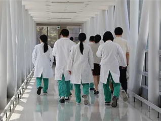 医生“辞职潮”事件持续发酵，韩国政府将启动医疗应急方案